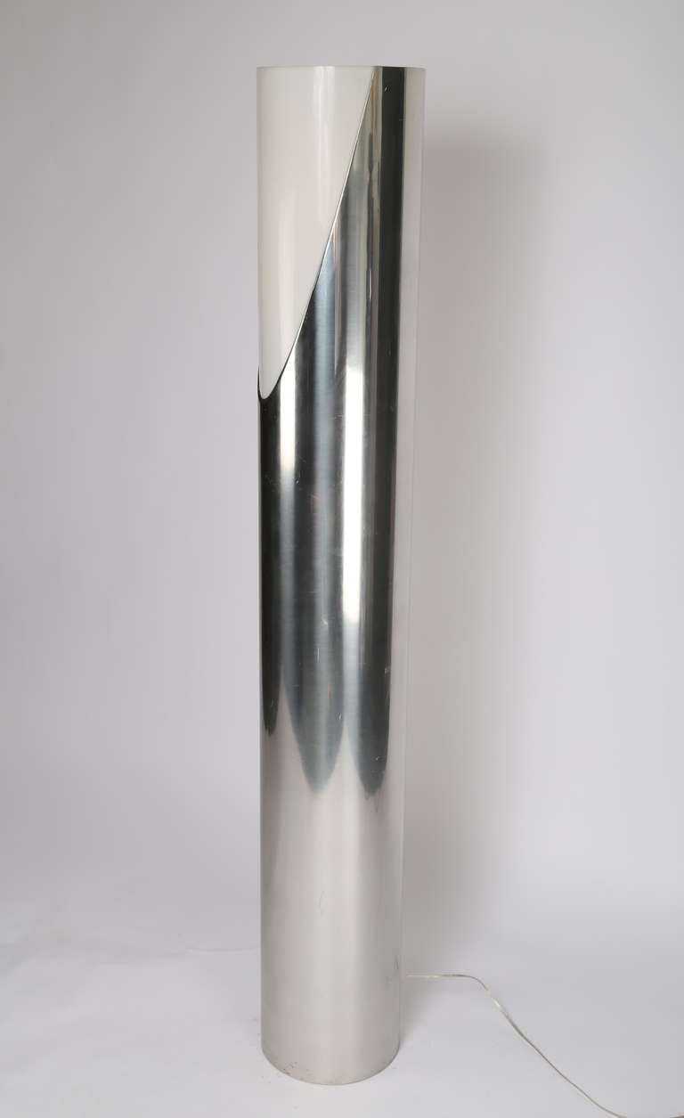 Striking 1960s tubular floor lamp made of polished aluminum with a white acrylic diffuser and a heavy weighted base. Three bulbs and a three-way switch provide different lighting options.

