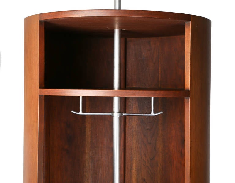 Erstaunlich rotierender Kleiderschrank (Unbekannt)