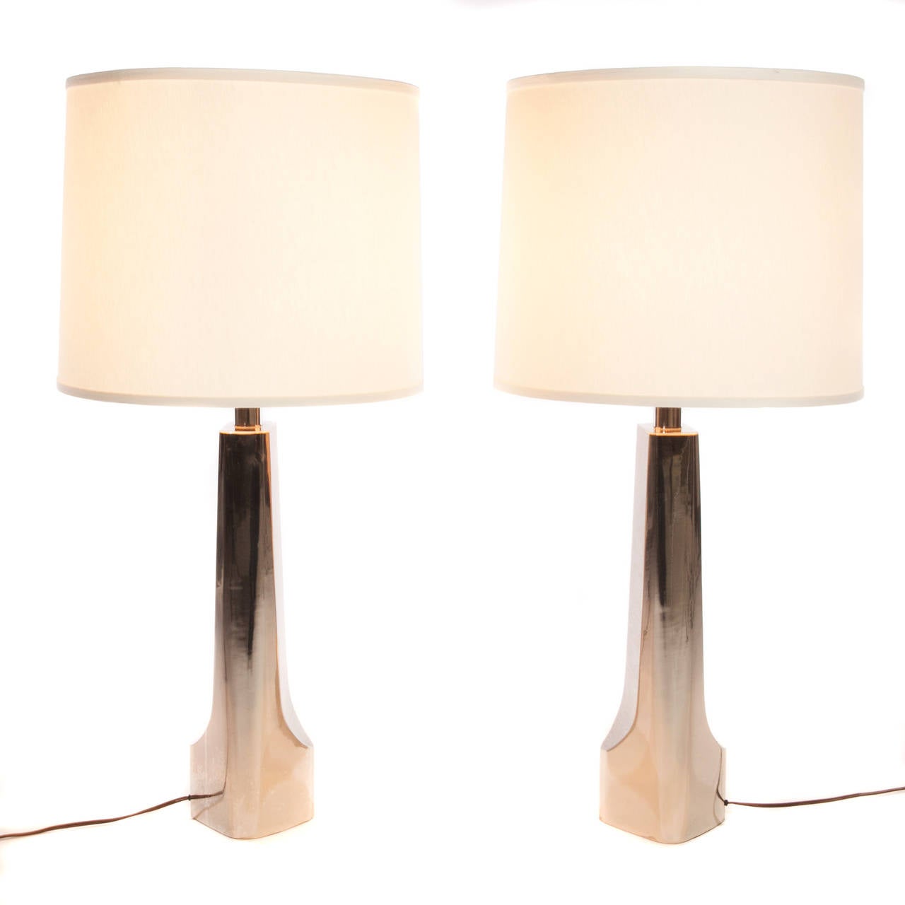 Fine and weighty pair of 1960s sculpted metal table lamps with contrasting brushed- and polished-chrome finishes. Metal base 18-1/4