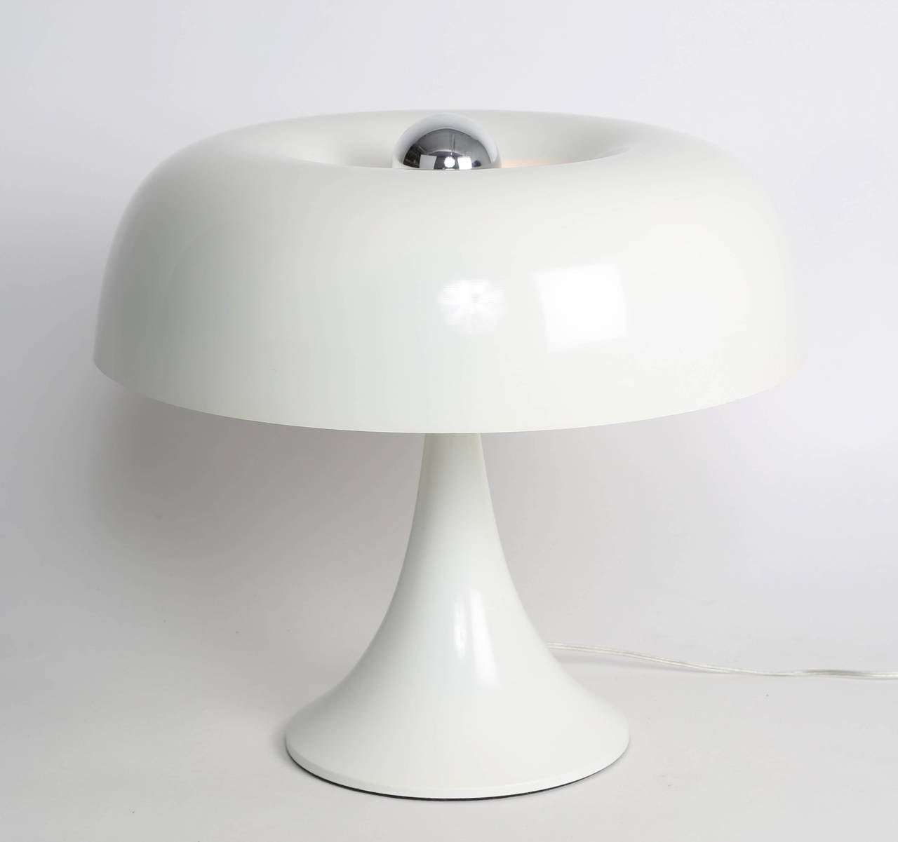 Super-mod 1970s table lamp by American lighting designer Robert Sonneman. Constructed of spun aluminum with a glossy-white enamel finish. Mushroom shade conceals three sockets underneath and is topped with a fourth socket, which looks great with a