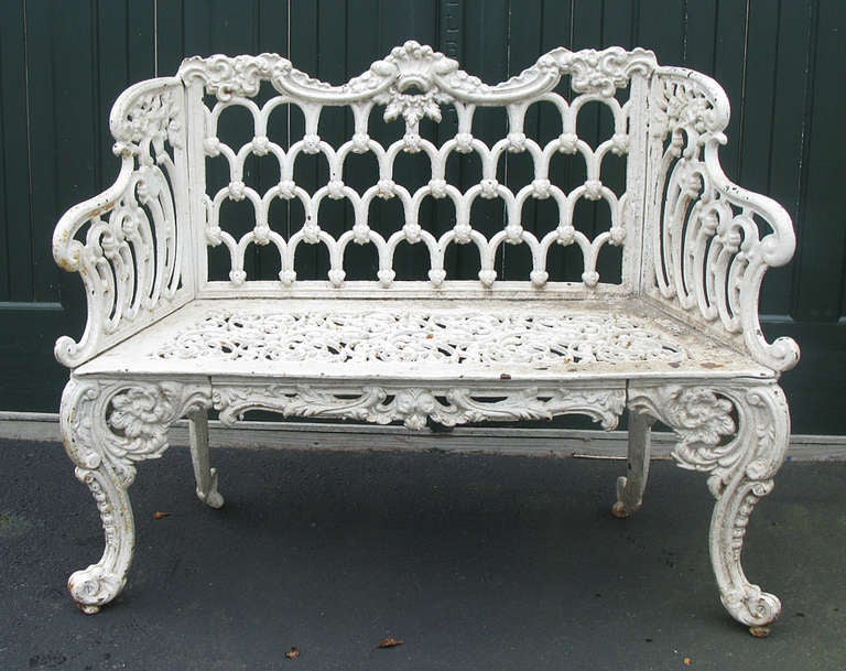 Dies ist eine hochwertige, schwere viktorianische Gartenbank aus lackiertem Gusseisen, hergestellt von Kramer Bros Foundry, Dayton, Ohio. Dieser Stil wird als 