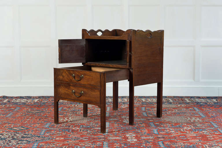 18th Century and Earlier Mahogany Tray Topped Bedside Commode circa 1760 For Sale