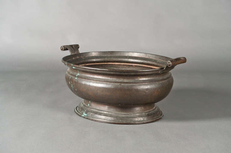 A late 18th century copper twin handled jardinière, the tapered oval body raised on an oval foot