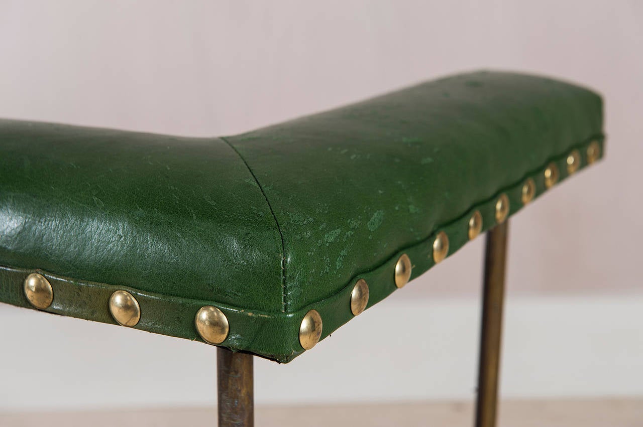 Late 19th Century Brass Club Fender with Green Leather Upholstery In Good Condition For Sale In Avington, Hampshire