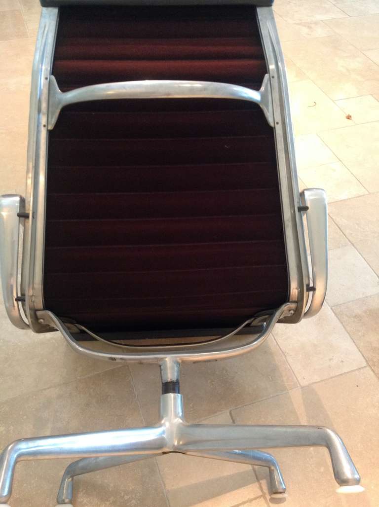 An Eames Herman Miller aluminium and leather  EA124 lounge chair and ottoman In Good Condition In By, GB