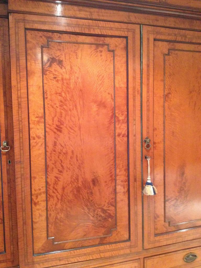 George III Satinwood and Rosewood, Crossbanded Breakfront Wardrobe In Good Condition For Sale In By, GB