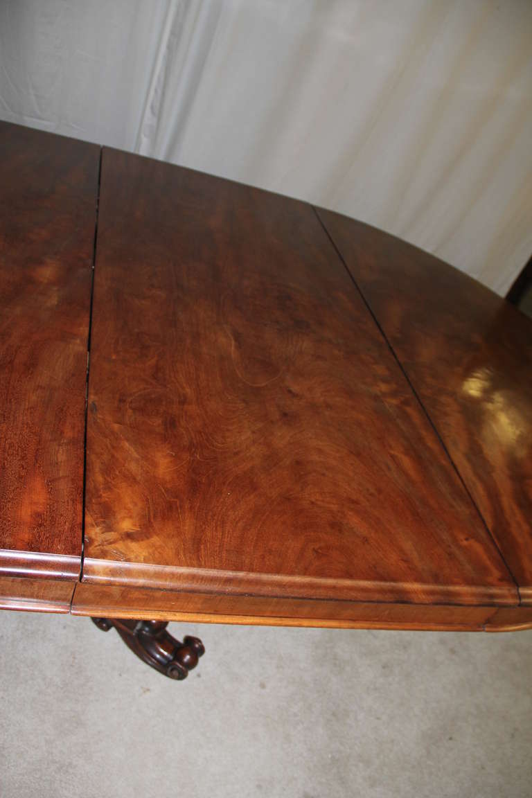 19th Century Extendable Mahogany Pedestal Dining Table For Sale