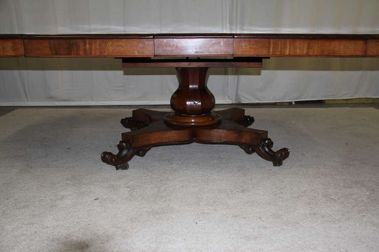 Extendable Mahogany Pedestal Dining Table In Excellent Condition For Sale In Cambridge, MA