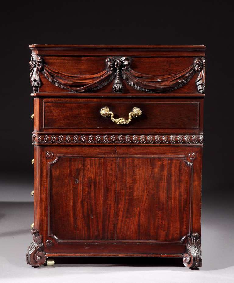 English A George II Mahogany Kneehole Writing Desk (4404811) For Sale
