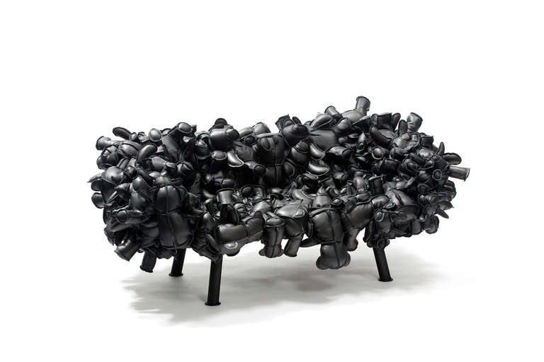 Fernando und Humberto Campana [Brasilianer, geb. 1961, 1953]
Leder-Teddybär-Sofa, 2013
Teddybären aus Leder, handgenäht auf Segeltuch über rostfreiem Stahl
Maße: 34,65 x 62,99 x 48,82 Zoll
88 x 160 x 124 cm
Auflage von 8

Die Campana-Brüder,