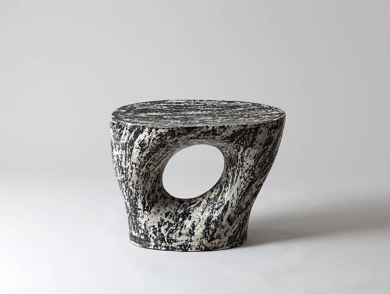 Byung Hoon Choi [Koreaner, geb. 1952]
Nachbild 012 - C3, 2012
Keramik
16,54 x 22,05 x 12,6 Zoll
42 x 56 x 32 cm

Byung Hoon Choi wurde 1952 in Gangwon-do, Korea, geboren. Im Jahr 1974 schloss er sein Studium der Angewandten Kunst an der