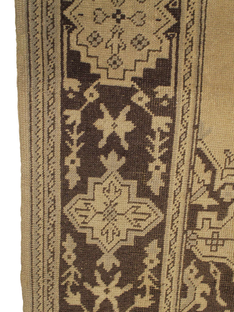 Old Oushak Rug In Good Condition In Barcelona, ES