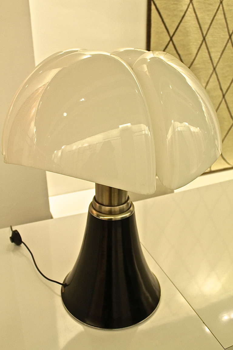 Very early edition Pipistrello Lamp designed by Gae Aulenti (1927-2012) in 1966 for Martinelli Luce. Dificult to find this early edition.

Base diameter 13 inch, shade diameter 21 inch, adjustable height from 26 to 34
Fantastic table lamp; shade