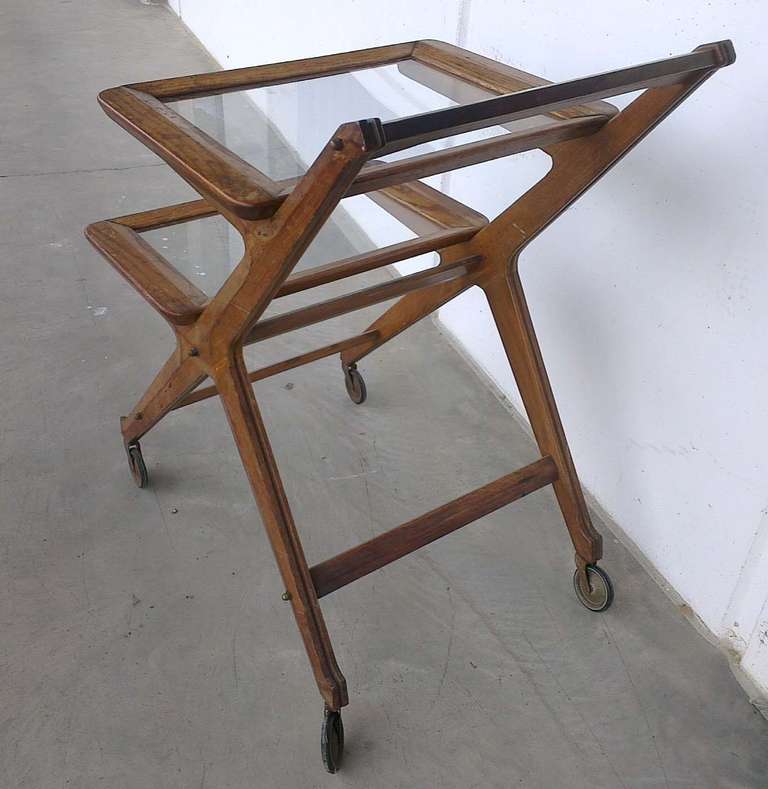 very nice trolley oak wood , two retractable shelves with glass , plate of the manifacturer on the wood 