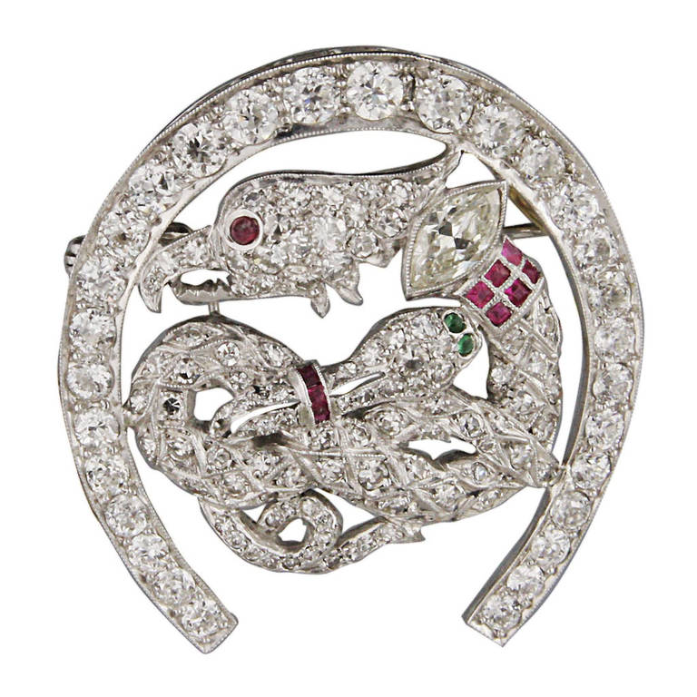 Broche Art déco en platine avec rubis, émeraudes et diamants de 4,9 carats