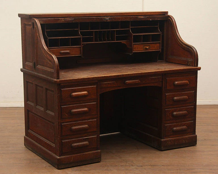 American post office desk, oak wood, on wheels, top with jealousy flap under which shelves, front with eight drawers. 
Lock brass, Keys not included, 1900s.