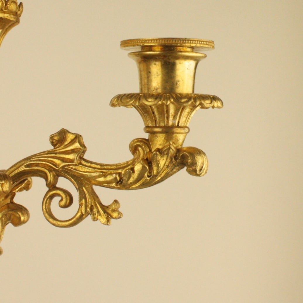 Paar Charles X.-Kandelaber aus vergoldeter Bronze, vierflammige (Französisch) im Angebot