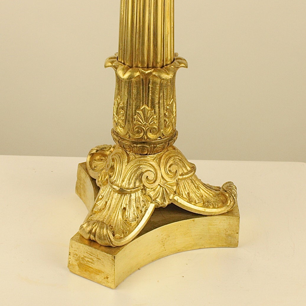 Paar Charles X.-Kandelaber aus vergoldeter Bronze, vierflammige (Vergoldet) im Angebot