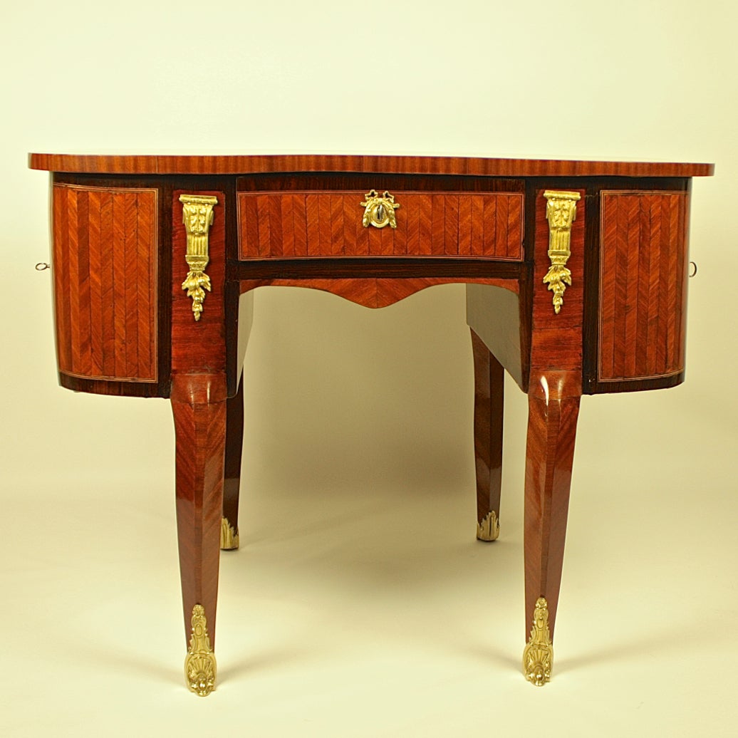 18th Century French Louis XV Transition Marquetry Gilt Bronze Desk Bureau Plat In Good Condition For Sale In Berlin, DE