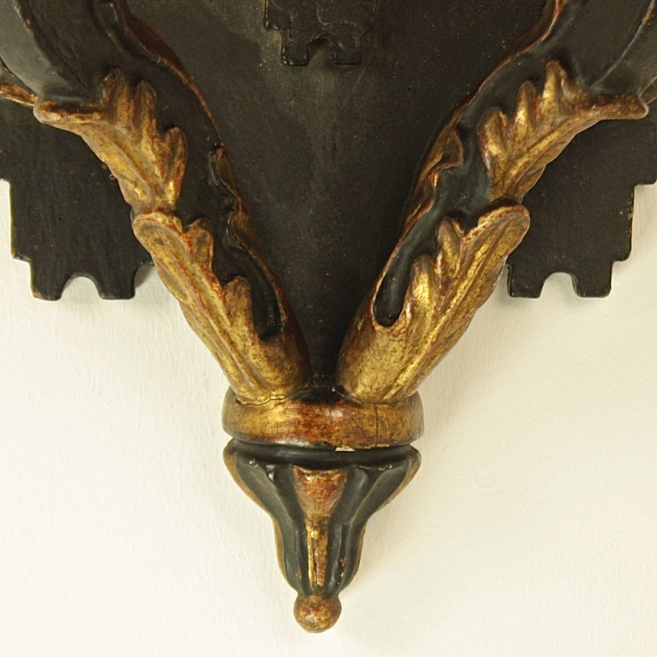 French 18th Century Regence Giltwood and Black Painted Wall Bracket For Sale
