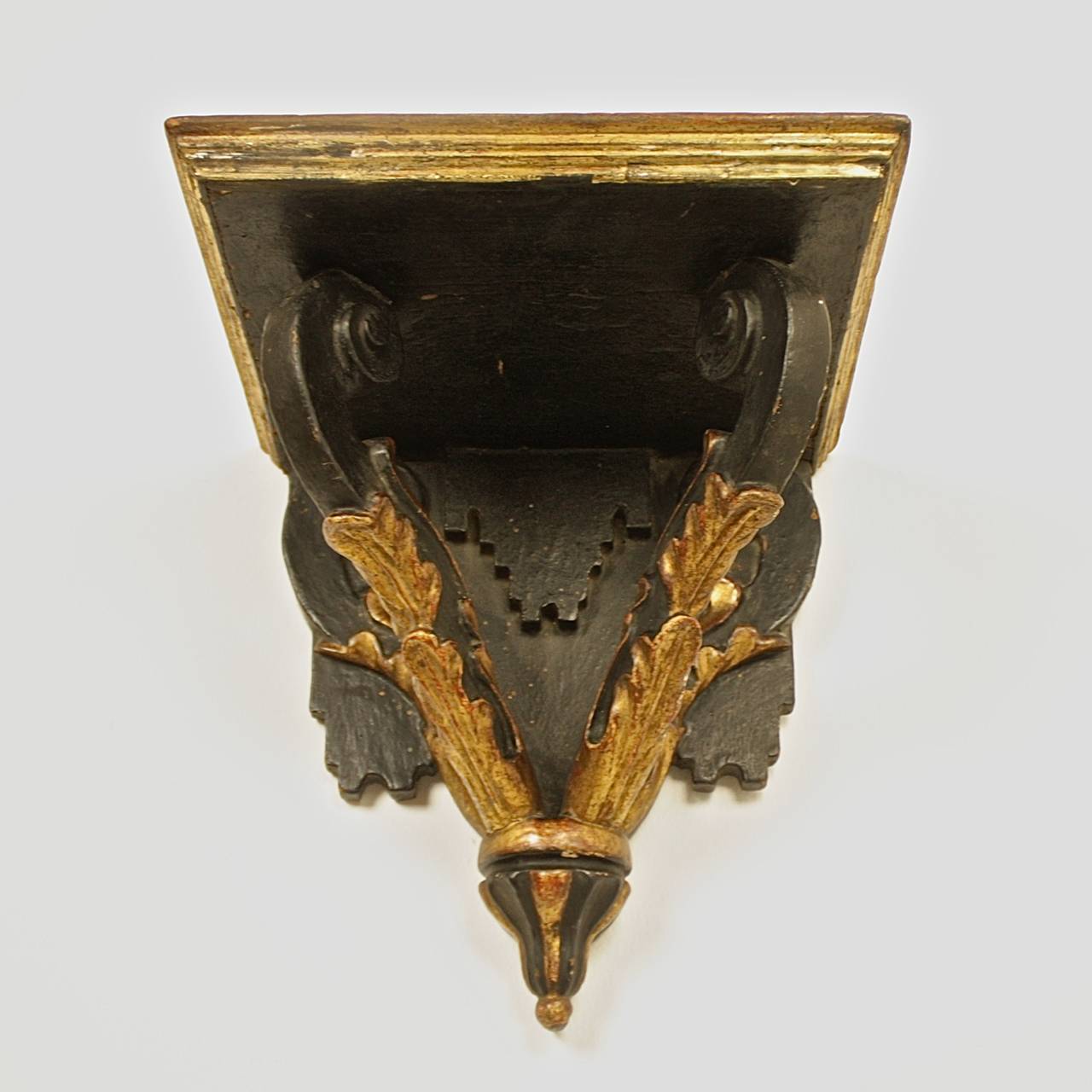 18th Century Regence Giltwood and Black Painted Wall Bracket In Good Condition For Sale In Berlin, DE