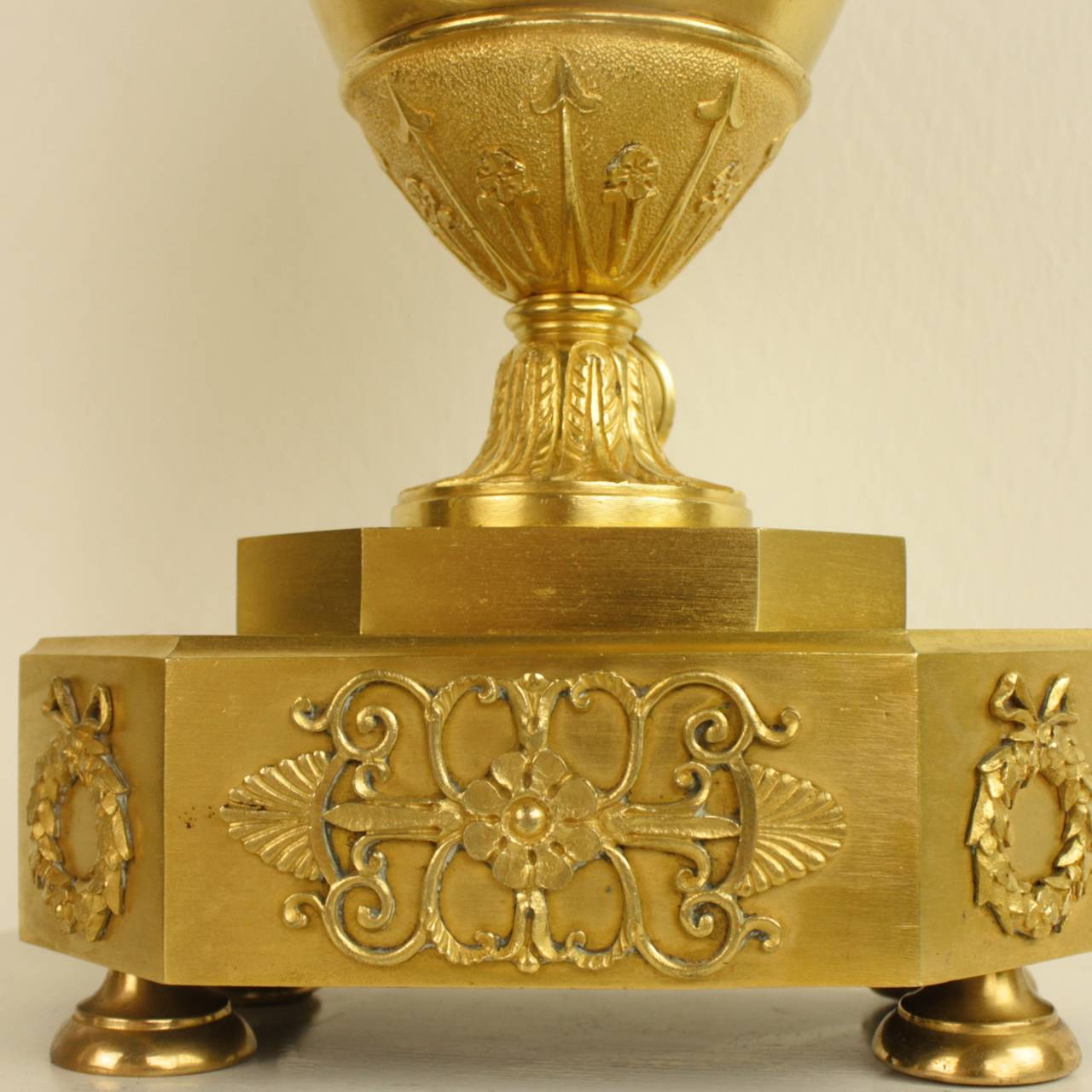 Early 19th Century French Empire Ormolu Vase-Shaped Removable Lid Mantle Clock In Good Condition In Berlin, DE