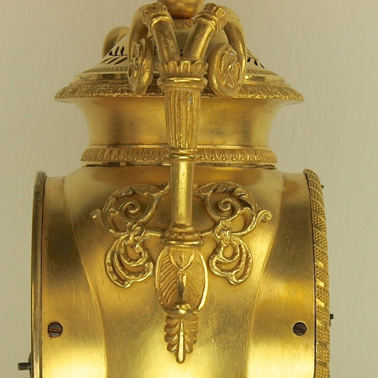 Early 19th Century French Empire Ormolu Vase-Shaped Removable Lid Mantle Clock 2