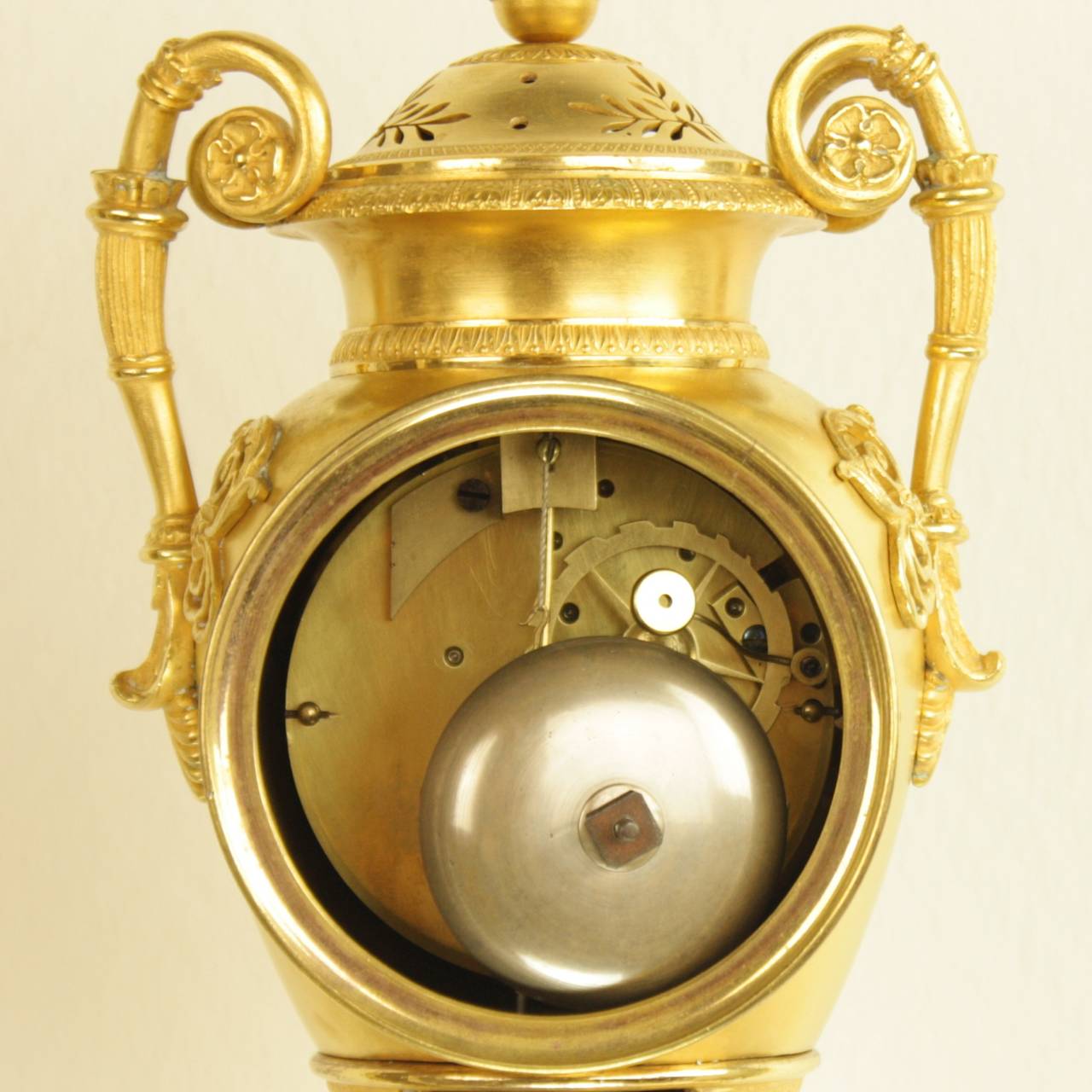 Early 19th Century French Empire Ormolu Vase-Shaped Removable Lid Mantle Clock 1