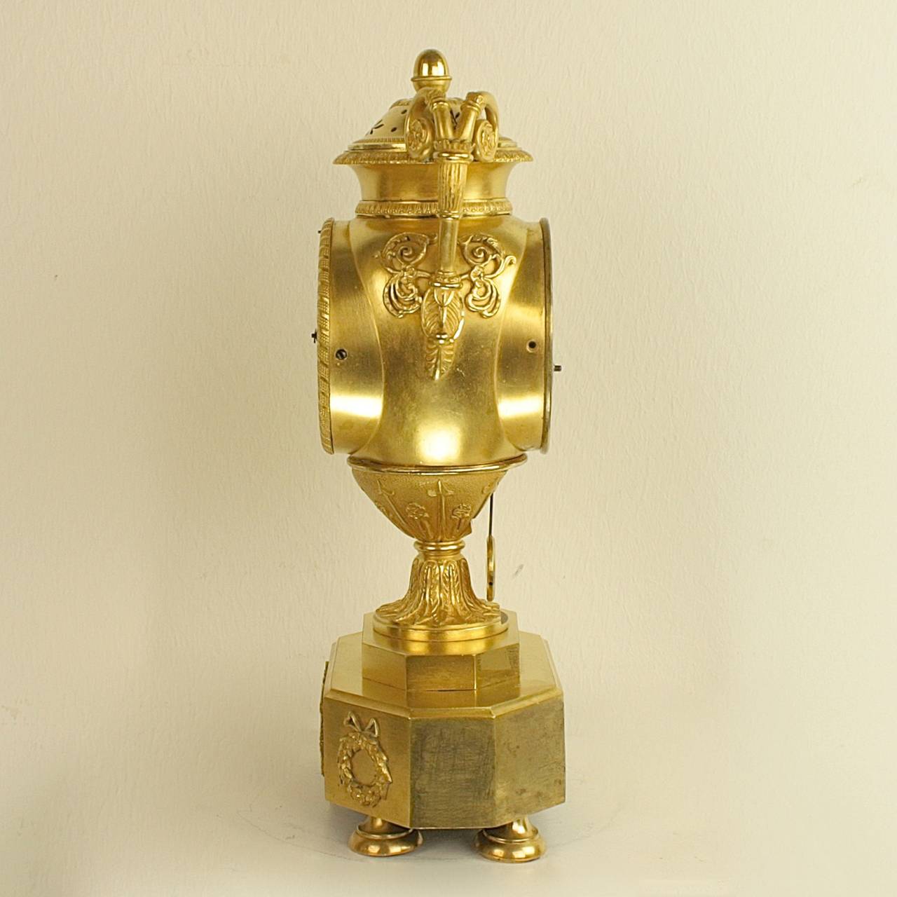 Early 19th Century French Empire Ormolu Vase-Shaped Removable Lid Mantle Clock 3