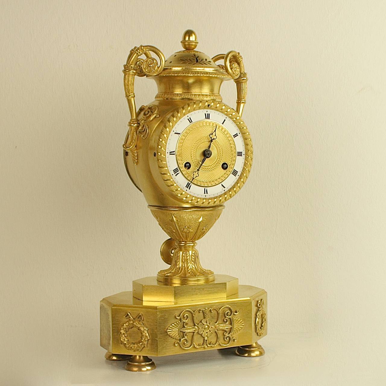 Early 19th Century French Empire Ormolu Vase-Shaped Removable Lid Mantle Clock 4