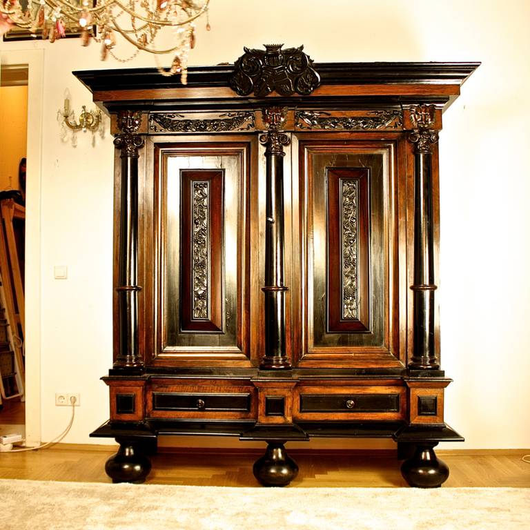 Norddeutscher Nussbaumschrank 'Hamburger Schapp':: frühes 18