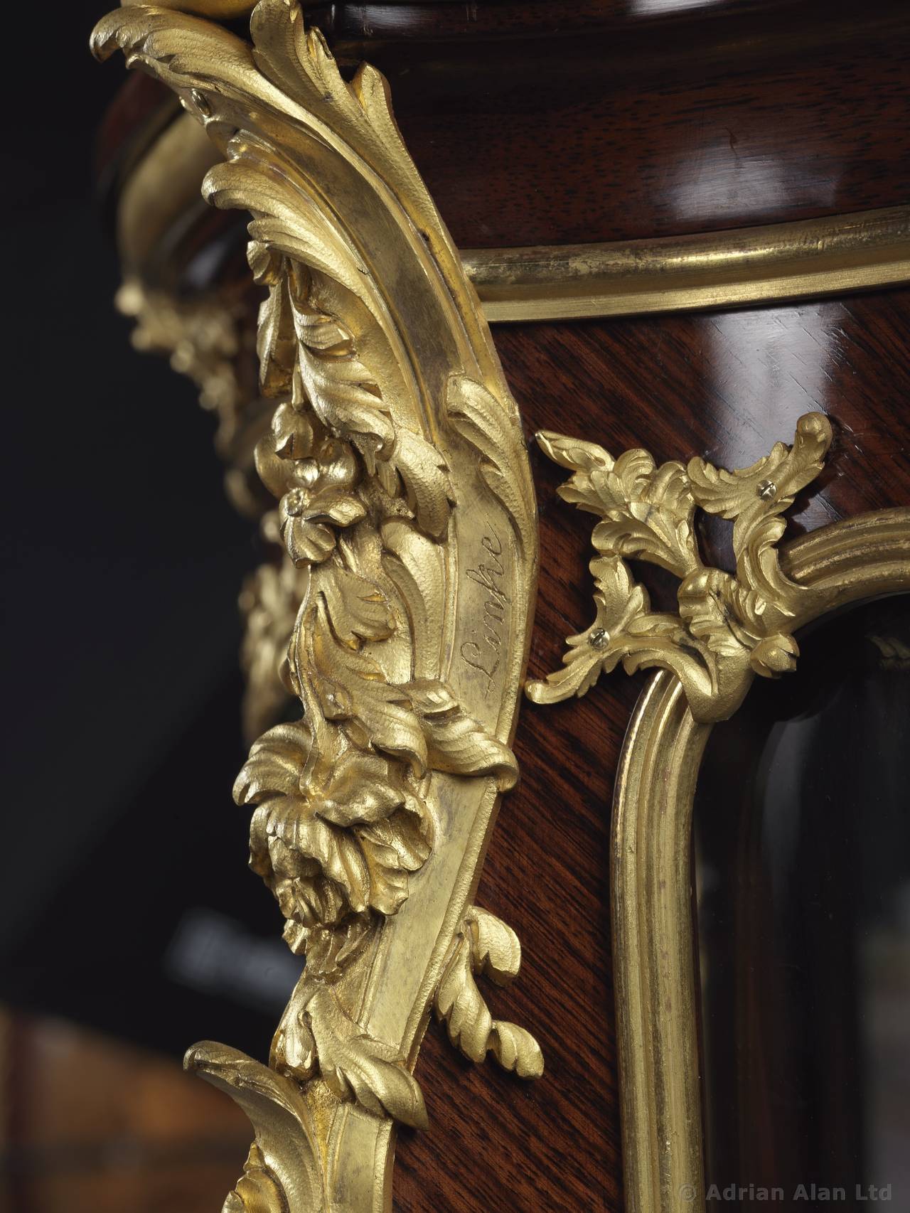 A fine Louis XV style gilt bronze-mounted Vitrine with a Brèche d’Alep Marble Top By Franc¸ois Linke

Signed to the reverse of the lock ‘CT LINKE/ PARIS’.
Linke index number 208.

This elegant vitrine has a moulded and shaped Bre`che d’Alep marble