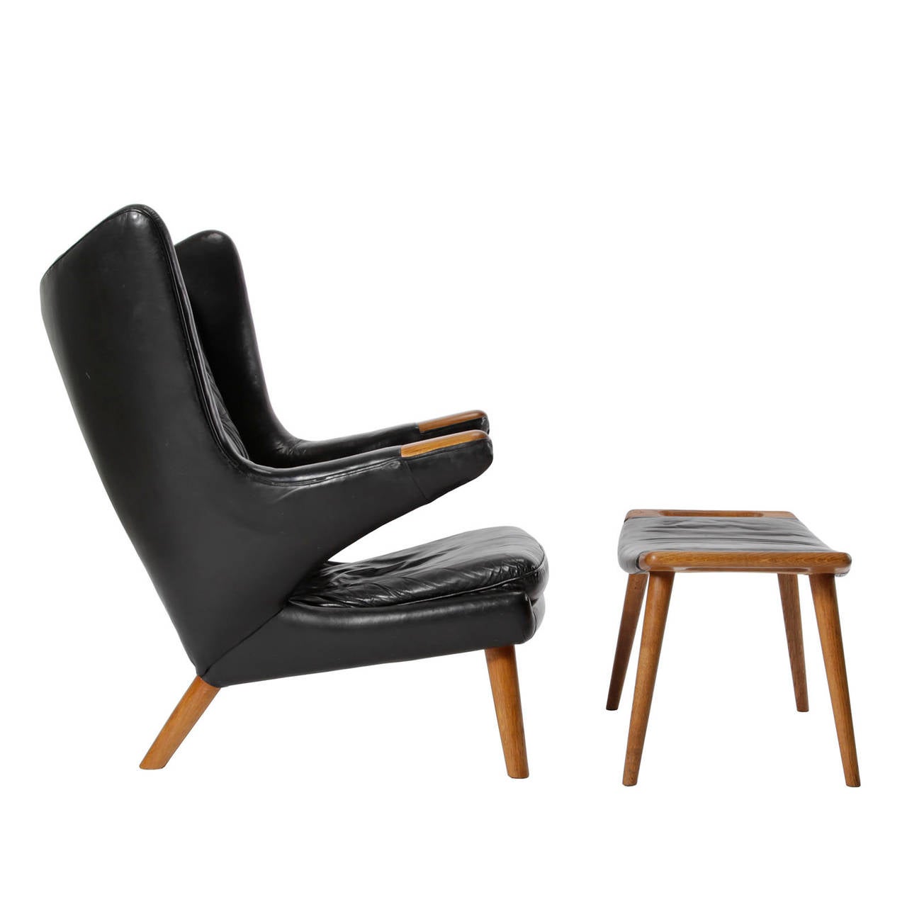 A rare version of the Papa Bear with original black leather. Designed by Hans Wegner in 1950. Made by AP Stolen, Denmark. Good original condition.