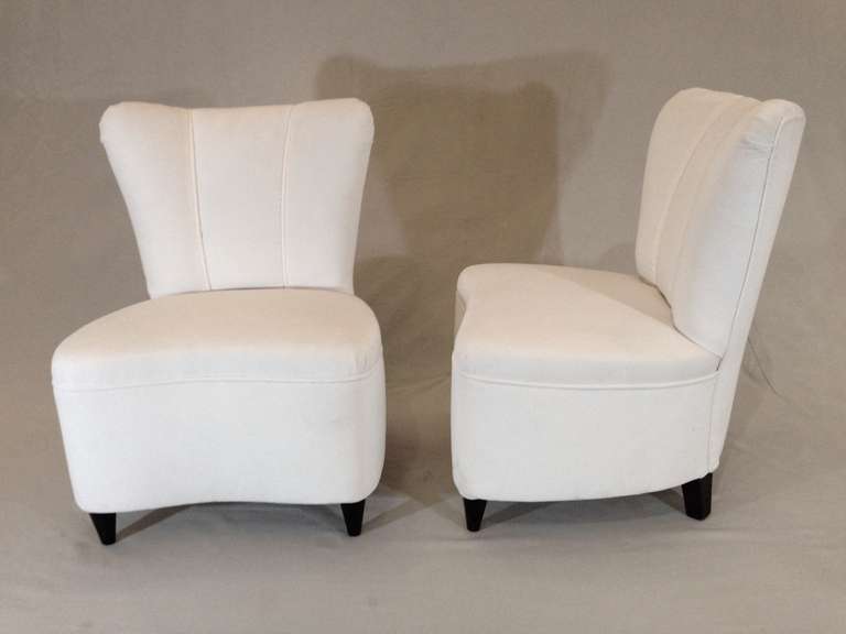 Pair of small French Art Deco Slipper Chairs, circa 1940.
Upholstered with a simple white fabric. Stains.
Perfect for a dressing room.

Shipping to N.Y.C Seaport or Los Angeles Seaport, $595.