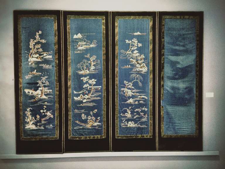 Blue subtle Chinese wall screen, embroidered silk, ca. 1920.
4 elements, foldable.

Shipping to N.Y.C Seaport or Los Angeles Seaport $ 595.-