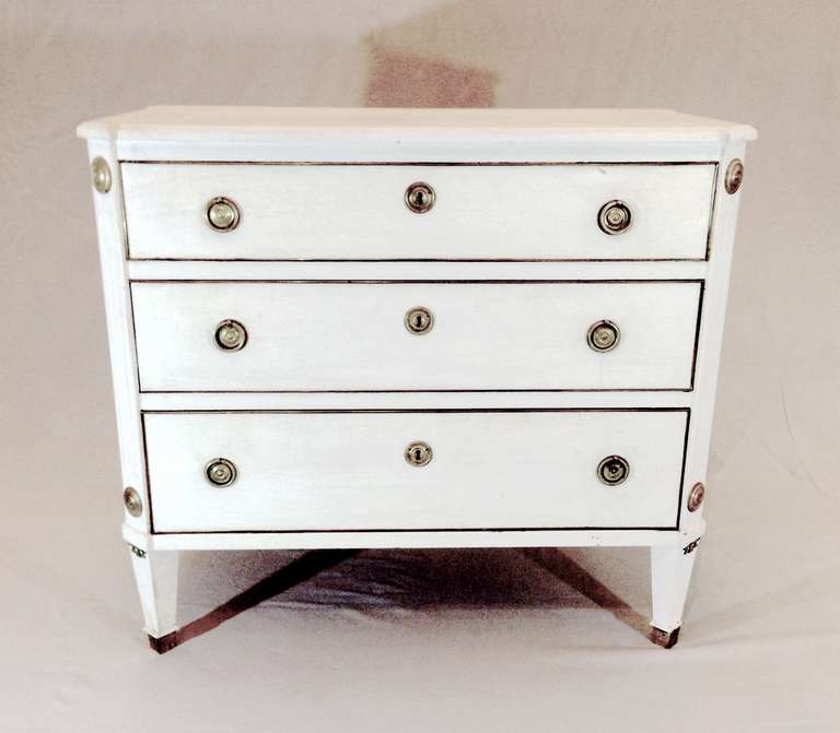 A swedish Gustavian Style Chest of Draws.
Sweden, around 1930.
B. 90cm x T. 50cm x H. 80cm
Ready to use.