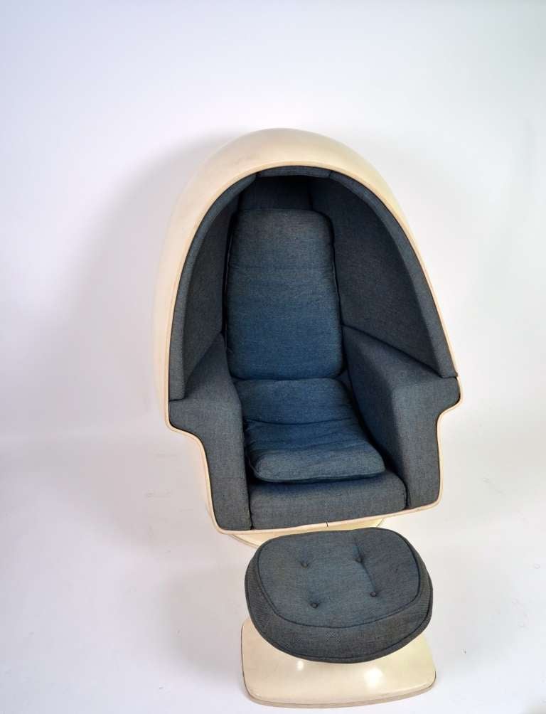 Rare vintage 1970s chair with in eggshell white fibrglass and the original blue fabric. Loudspeakers built in, they have not been tested though.
There is a label under the chair