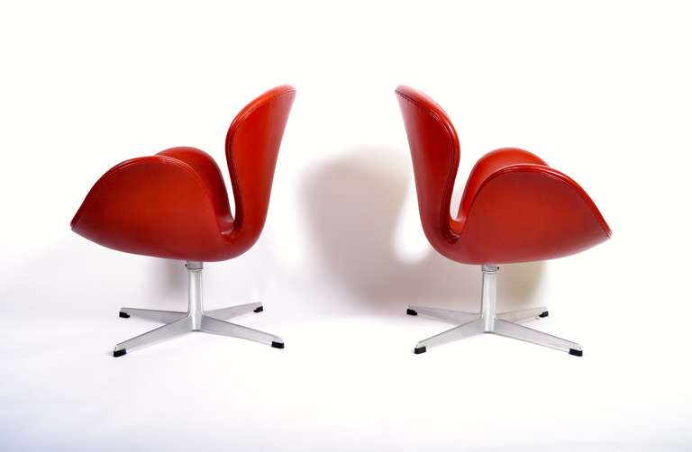 Pair of Arne Jacobsen Swan Lounge Chairs In Excellent Condition In Copenhagen, DK