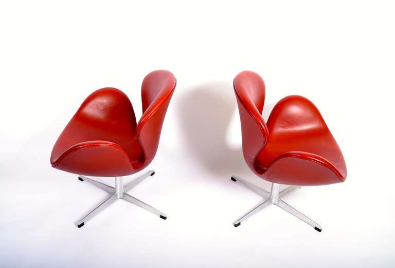 Mid-20th Century Pair of Arne Jacobsen Swan Lounge Chairs