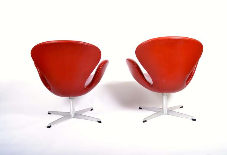 Pair of Arne Jacobsen Swan Lounge Chairs 1