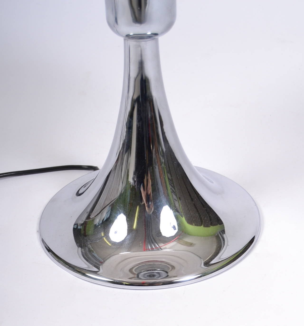 Verner Panton VP Europa Table Lamp - Very Rare - top condition

Louis Poulsen label still under base

only produced for a short period

Mouth-blown glass shades. The shade is partly clear glass, partly lacquered white with a slightly domed