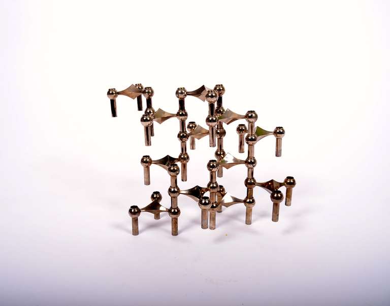 Nagel Modular Candle Sticks in chromed metal

by Stoffi

this is a set of 12 units