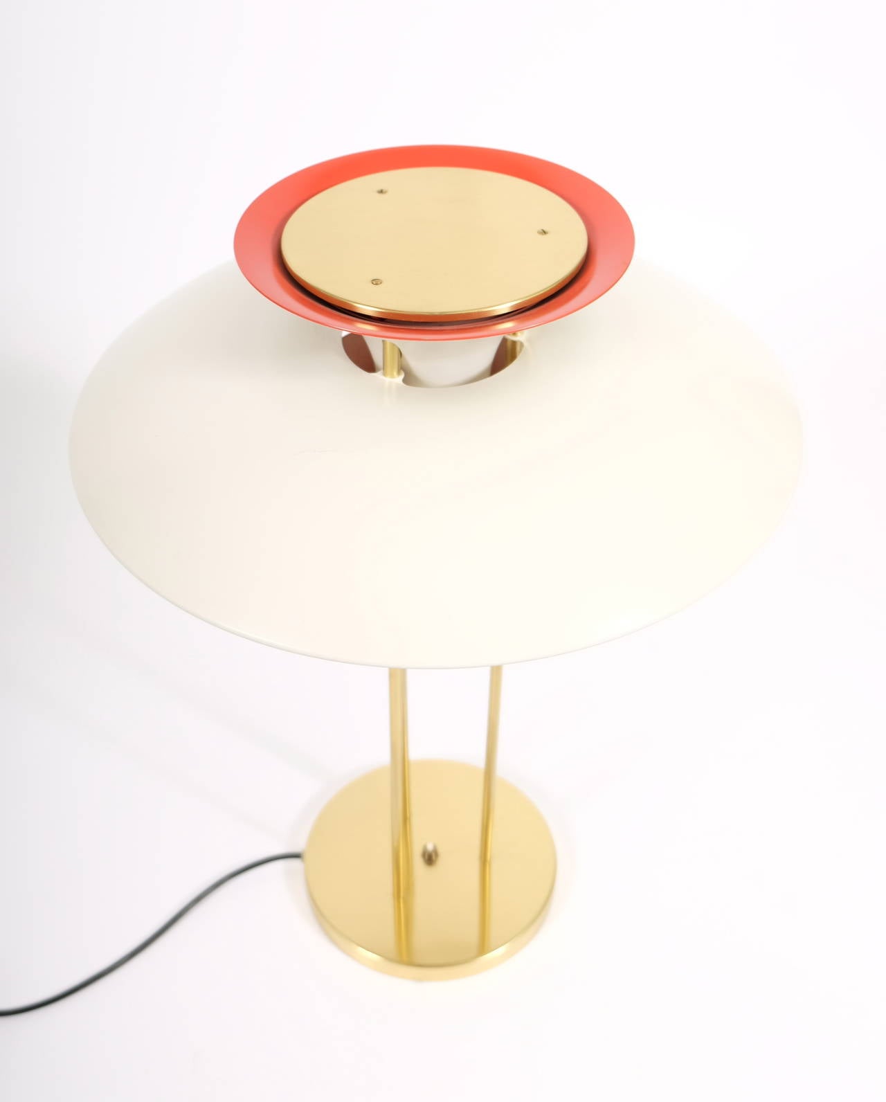 Poul Henningsen PH5 Table Lamp

very beautiful lamp in fantastic condition

with Louis Poulsen label

out of production

in aluminium and brass