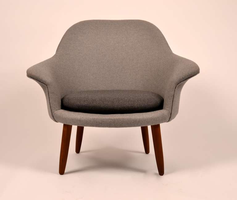 Organic Shaped Hans Olsen Easy Chair

Newly upholstered with grey wool fabric.

Legs in teak