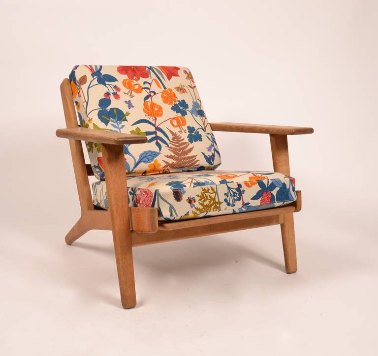 H.J. Wegner GE290 easychair in soap treated oak with Jobs Textile,  newly upholstered with 