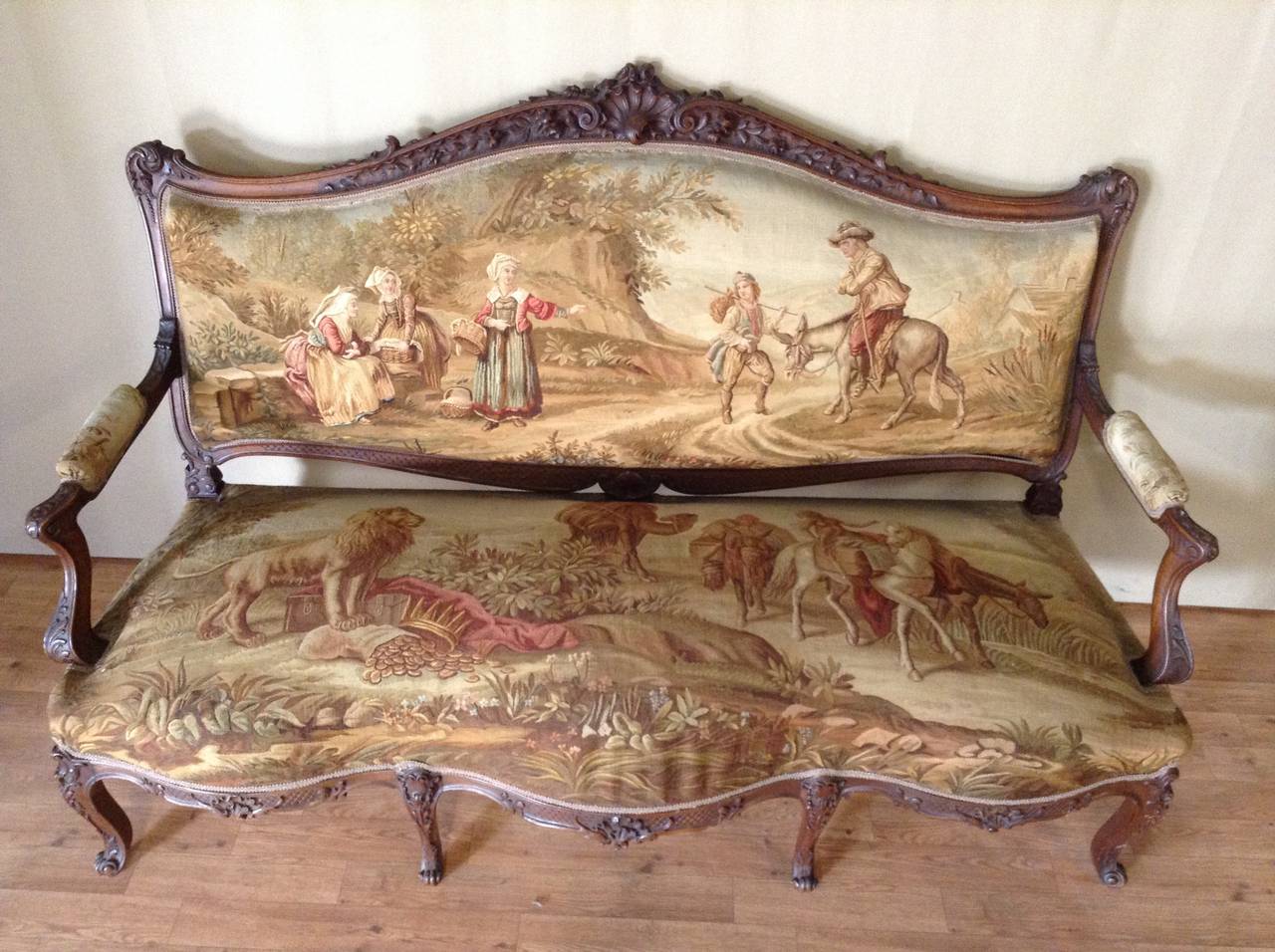 Exceptional richly carved walnut salon set, consisting of 6 armchairs, 1 large sofa and 2 chairs.
Arched Legs.

Upholstered in Aubusson tapestries * in very good condition.

Napoleon III period.

Sun: Sofa: H. 113 x L 172 x P 60 cm (H. seat: