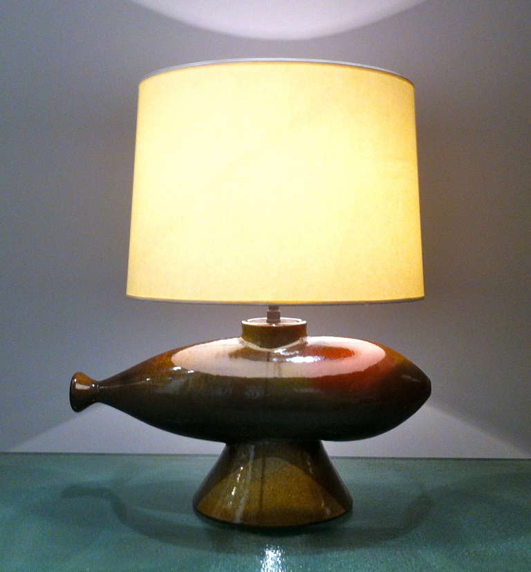 Guillaume Met De Penninghen (1912-1990). Guillaume Met De Penninghem, painter, sculptor, ceramist and founder and director of the l’ESAG Penninghen (Ecole Supérieure d’Arts Graphiques) in Paris. 'Fish' shape table lamp.
Enameled faience with brown,