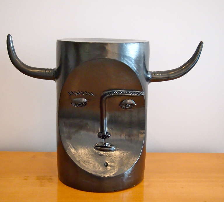 Ceramic Minotaure head 'Totem' representative of the Cloutier brothers style. Black enameled earthenware.

Bibliog: French Pottery of the 50s  P.Staudenmeyer p 63
et à venir : Les fréres Coultier de P. Favardin ( ED. Norma)