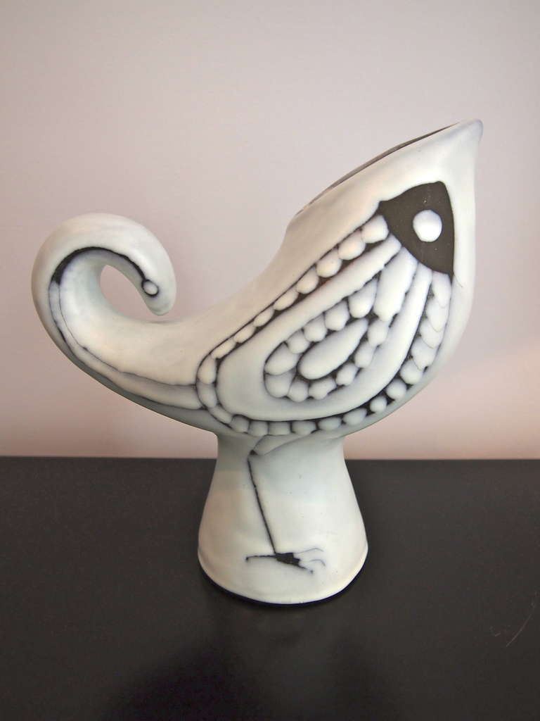 Roger Capron (1922-2006). Black and white 'Bird' vase produced between 1953 and 1965. 
Bibliography:  R.Capron, Ceramiste by P. Staudenmeyer, Norma Edition.