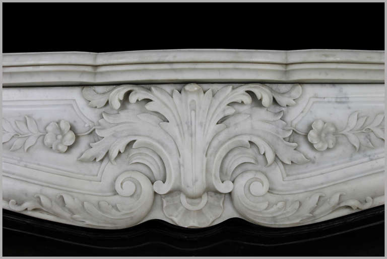 An antique floral Louis XV fireplace which is as elegant as full of personality. This mantel is sold with its original artistic cast iron insert, whose decorations draw inspiration from Barocco style.
The fireplace comes from Paris. Its artistic